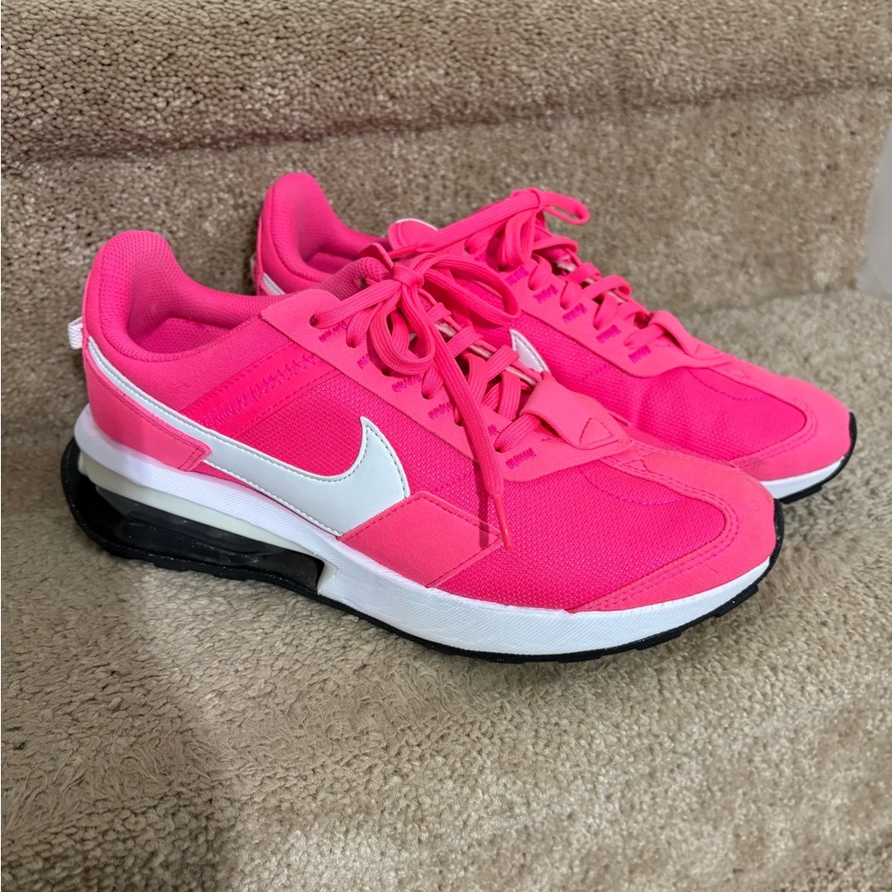 Women’s hot pink Nike